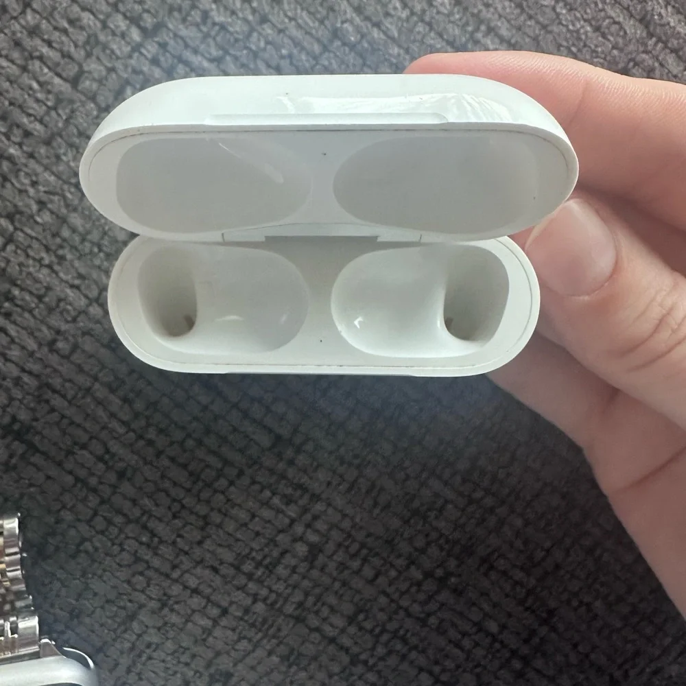 Apple Wireless Earbuds in White Case